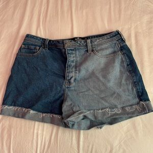 13 w31 Hollister shorts blue kind of 2 tone jean shorts